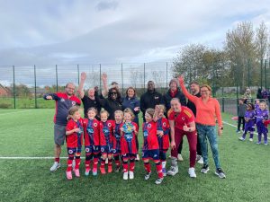 North Cardiff Cosmos U7 Girls team posing with Wales and Aston Villa goalkeeper Soffia Kelly.